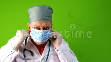 戴医用口罩和带注射器的医用手套的高级成人医生正在准备注射.. 病毒防护